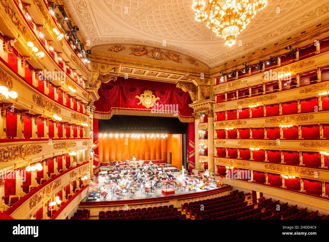 La Scala, o Teatro alla Scala, è un teatro lirico di Milano. È considerato uno dei teatri lirici e balletti più importanti del mondo. Foto Stock