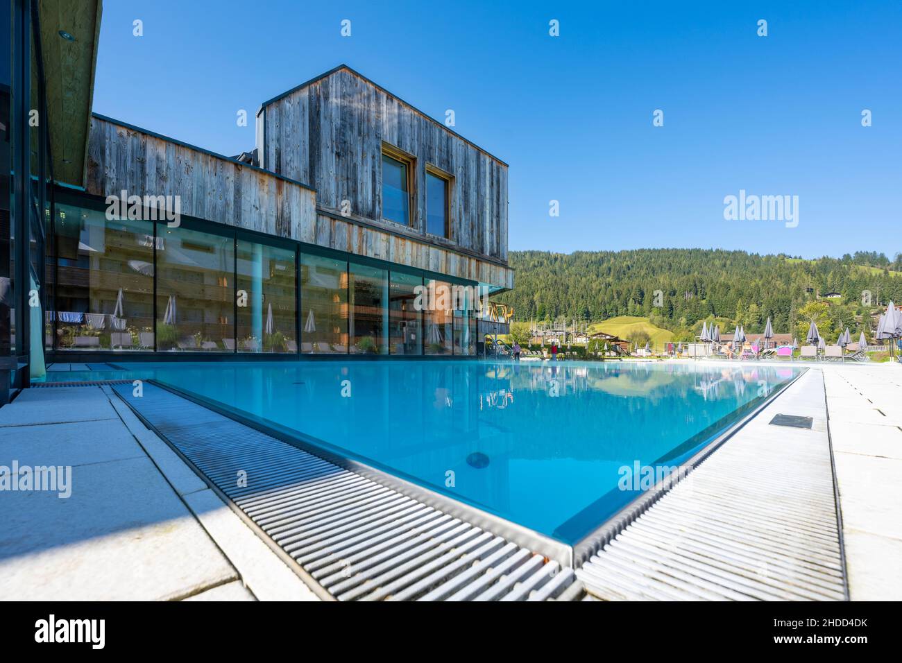 wellness finestra edificio con facciata in vetro e legno antico a pianta verticale nel mezzo della natura verde Foto Stock