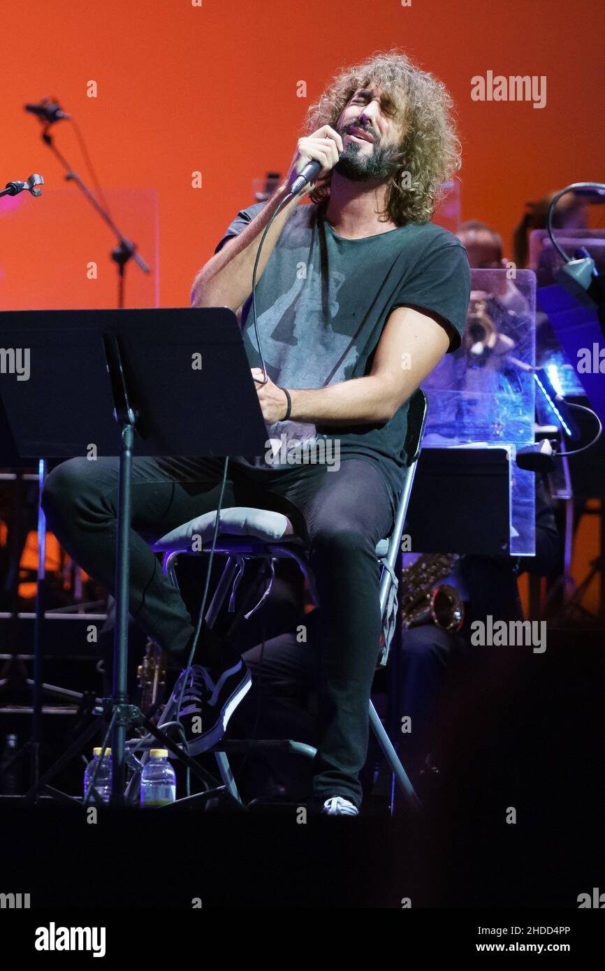 Madrid, Spagna. 05th Jan 2022. Il cantante Mikel Izal, del gruppo Izal, ha visto durante un concerto benefico con la banda Sinfonica Municipal de Madrid, al Teatro Real di Madrid. Credit: SOPA Images Limited/Alamy Live News Foto Stock