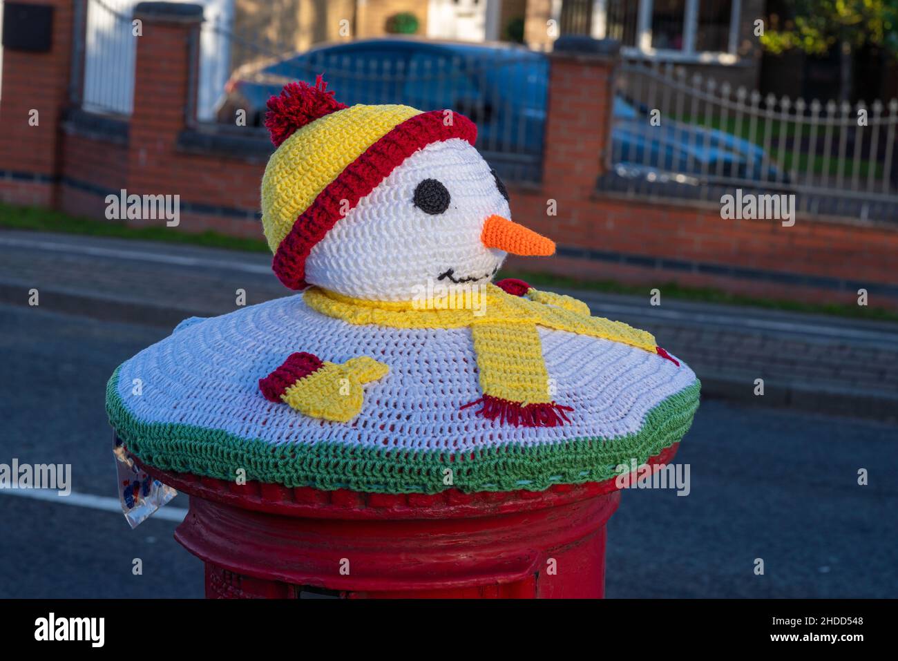 Rosso, casella postale, casella postale, uncinetto, posta reale, Cappelli di lana, maglia a mano, scatole a colonna, Lincoln City, cappello di bobble e sciarpa, The Snow Snowman, Natale. Foto Stock