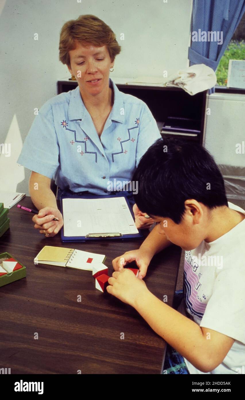 Austin Texas USA,1992: Lo psicologo della scuola amministra IL test psicologico DI WISC allo studente di secondo grado. SIG. EH-0040-0042 ©Bob Daemmrich Foto Stock