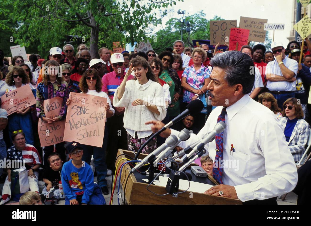 Austin Texas USA, 1993: Il Texas state Sen. Gonzalo Barrientos parla a un raduno di protesta di fronte al Campidoglio del Texas. ©Bob Daemmrich Foto Stock