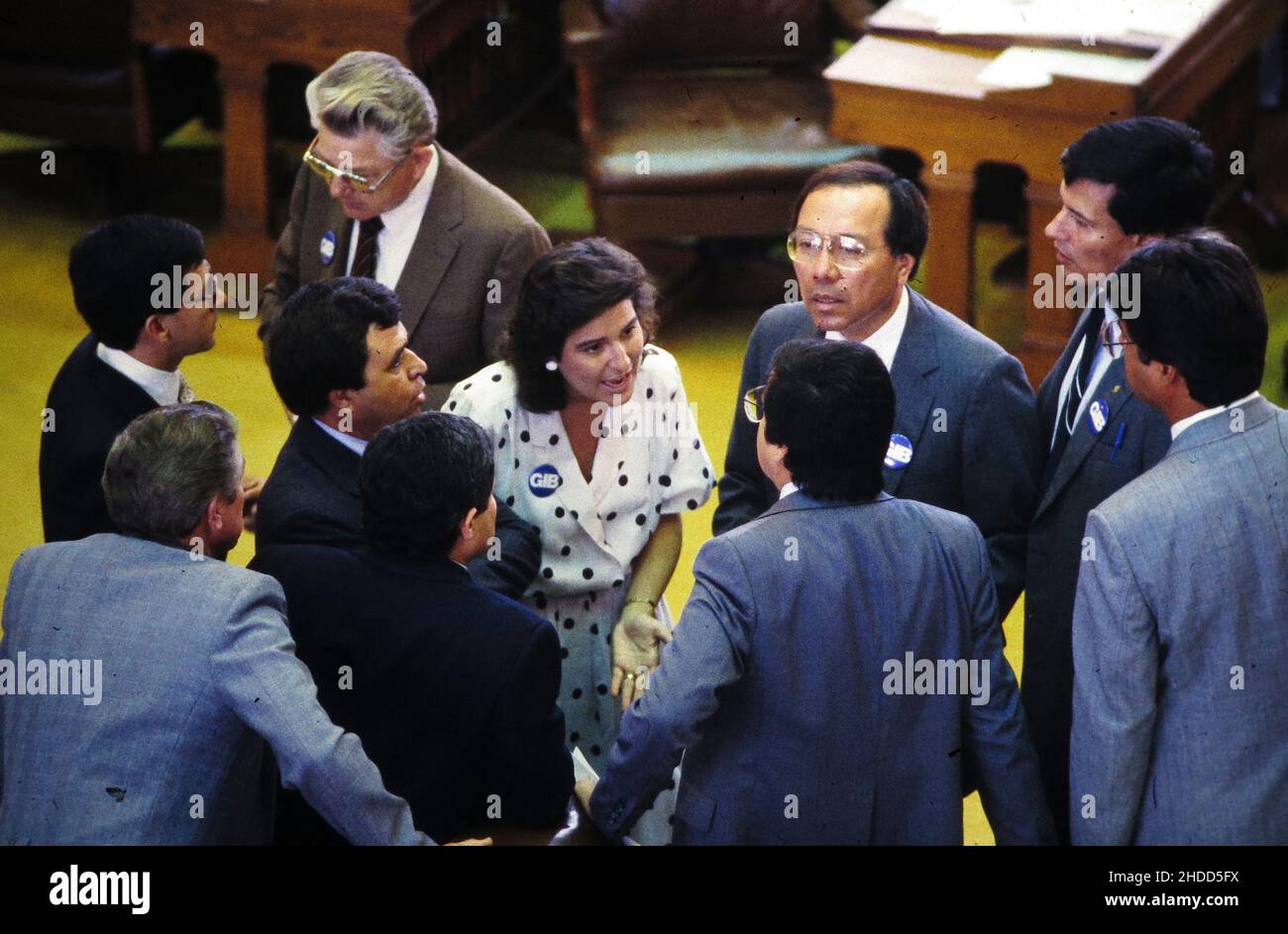 Austin Texas USA, 1989: Incontro Ispanico Caucus sul pavimento della Camera dei rappresentanti del Texas, tra cui il Rep. Lena Guerrero (centro) di Austin, femmina circondata da colleghi maschi. ©Bob Daemmrich Foto Stock