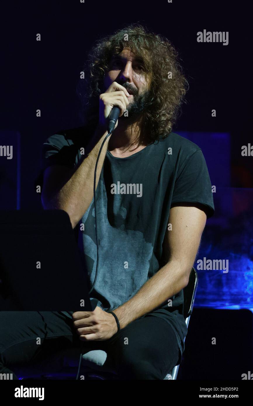 Madrid, Spagna. 05th Jan 2022. Il cantante Mikel Izal, del gruppo Izal, ha visto durante un concerto benefico con la banda Sinfonica Municipal de Madrid, al Teatro Real di Madrid. (Foto di Atilano Garcia/SOPA Images/Sipa USA) Credit: Sipa USA/Alamy Live News Foto Stock