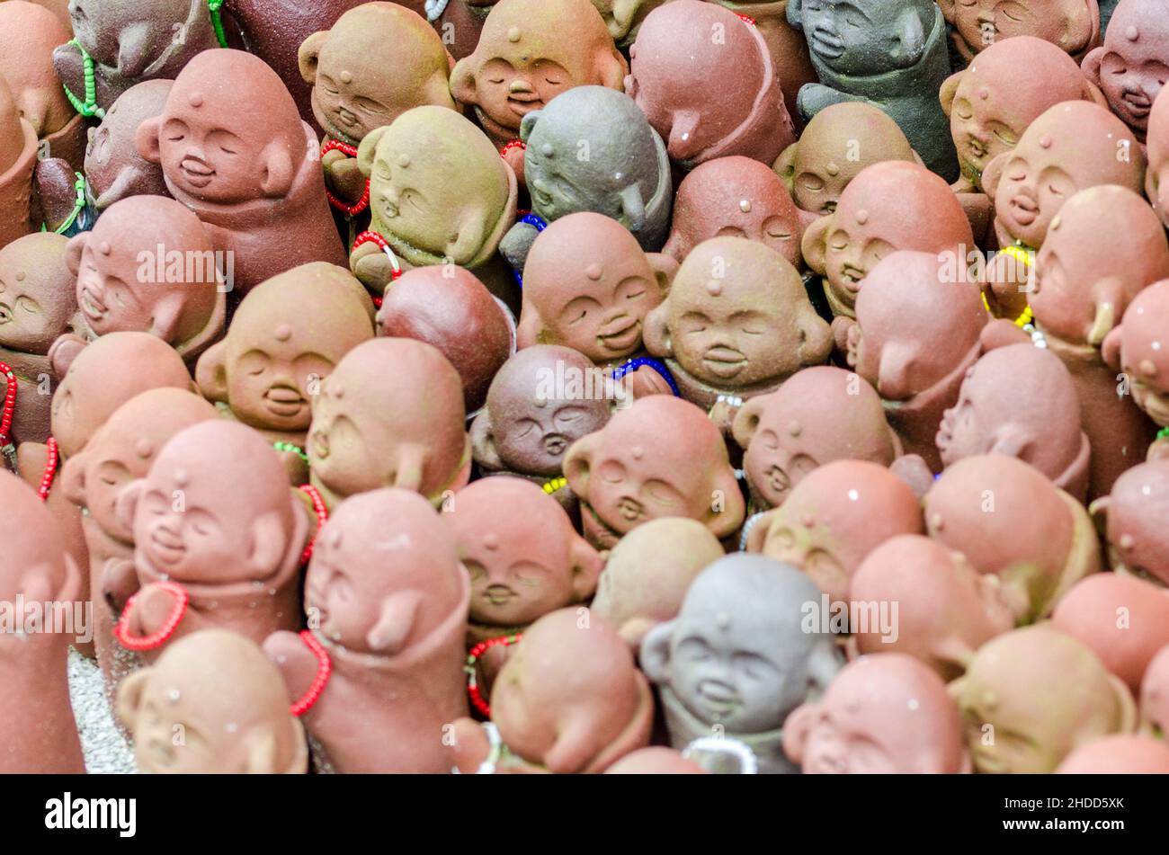 Statuette multiple che onorano una certa divinità nel piccolo tempio situato sul Monte Misen a Miyajima, Giappone Foto Stock