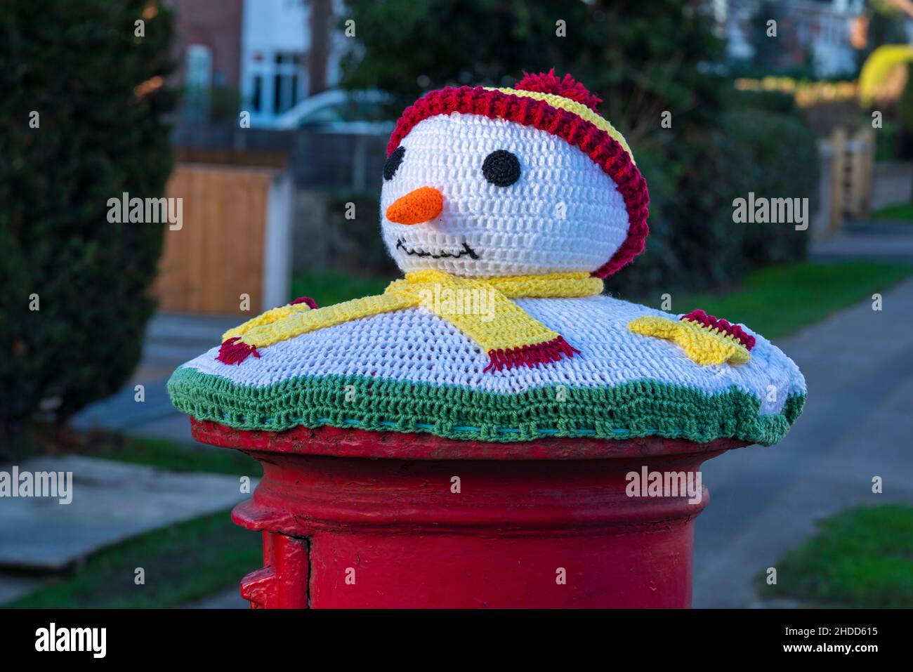 Rosso, casella postale, casella postale, uncinetto, posta reale, Cappelli di lana, maglia a mano, scatole a colonna, Lincoln City, cappello di bobble e sciarpa, The Snow Snowman, Natale. Foto Stock