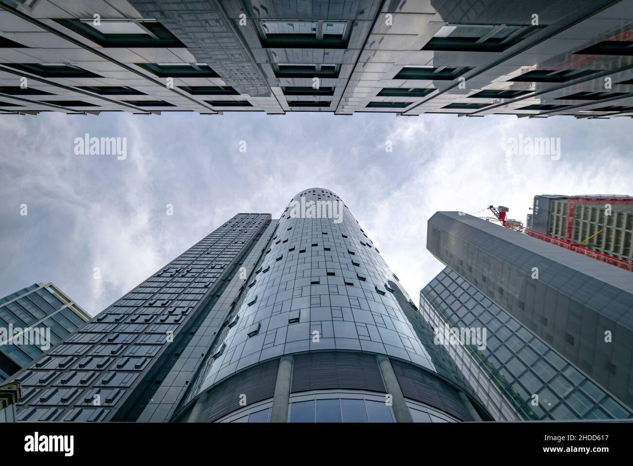 Ammira le cime dei grattacieli con la torre principale nel mezzo, Francoforte, Germania Foto Stock