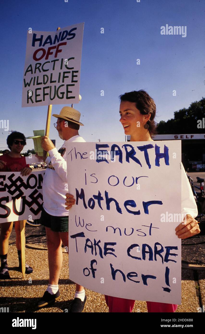 Austin Texas USA,1989: Gli adolescenti partecipano alla protesta ambientale di fronte alla stazione di benzina Exxon per quanto riguarda la fuoriuscita di petrolio Exxon Valdez in Alaska. ©Bob Daemmrich Foto Stock