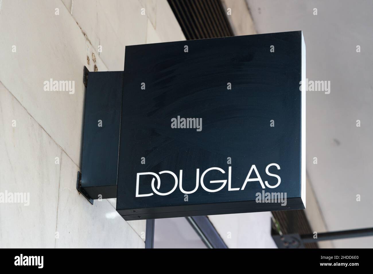 VALENCIA, SPAGNA - 03 GENNAIO 2022: Douglas è una catena tedesca di profumerie Foto Stock