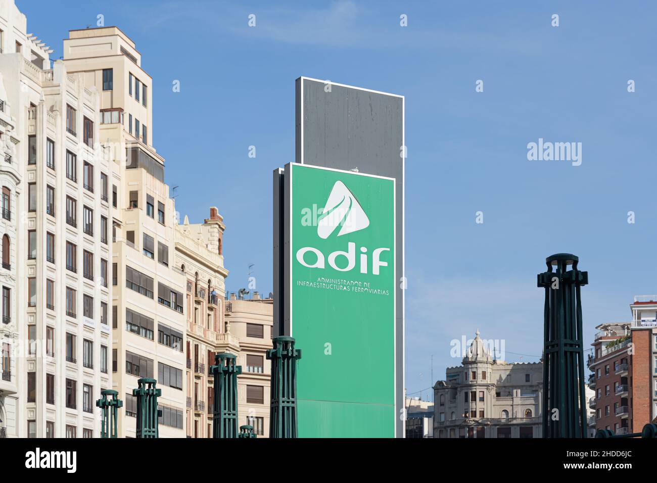 VALENCIA, SPAGNA - 26 OTTOBRE 2021: ADIF è un gestore spagnolo di infrastrutture ferroviarie di proprietà statale Foto Stock