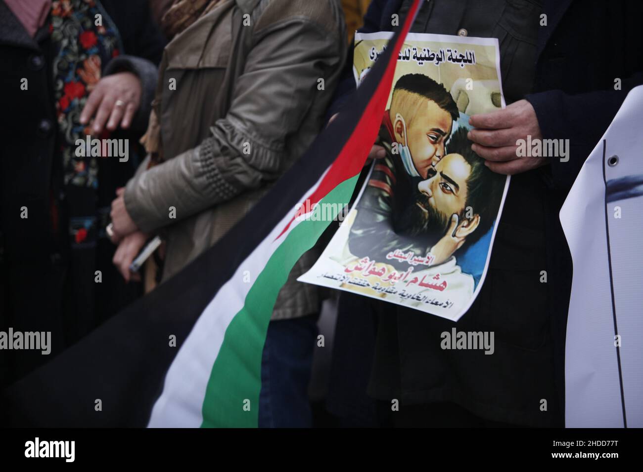 Nablus, Palestina. 05th Jan 2022. Il palestinese ha un poster di un prigioniero palestinese Hisham Abu Hawash, che è in sciopero della fame per 141 giorni nelle carceri israeliane. Credit: SOPA Images Limited/Alamy Live News Foto Stock