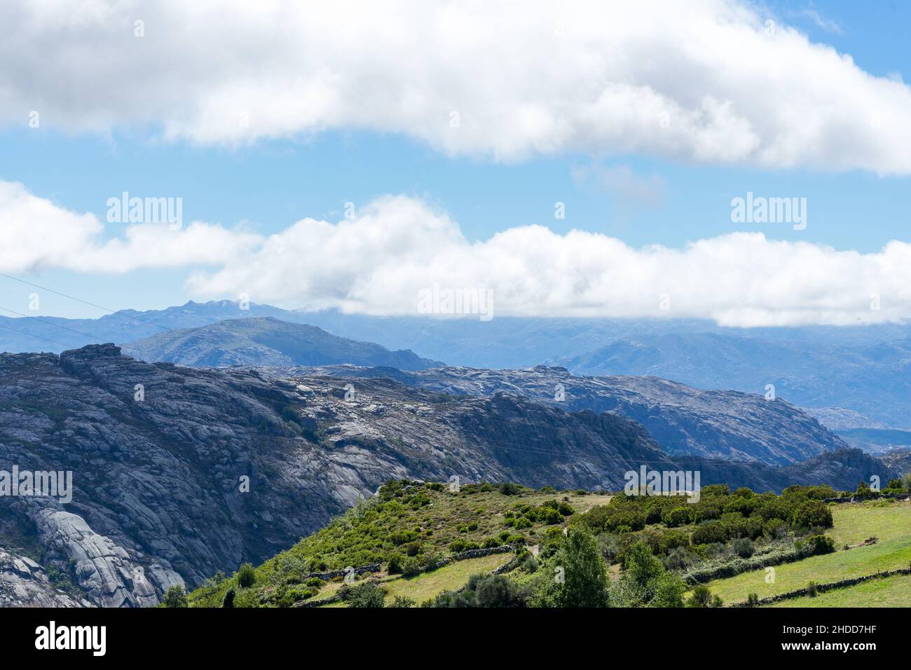 Panorama valle di montagna con canyon. Bellissimo paesaggio, canyon di montagna. Foto Stock