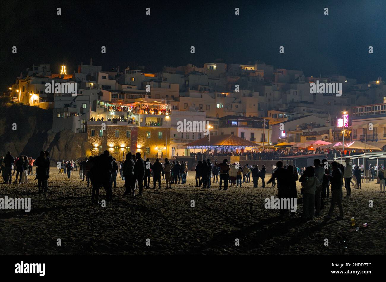 Notte di Capodanno 2022 con fuochi d'artificio a Praia dos Pescadores (spiaggia dei pescatori), Albufeira, Algarve, Portogallo Foto Stock