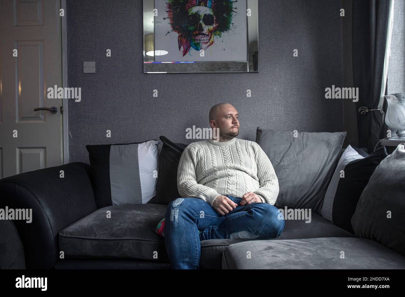 Stephen Donnan-Dalzell LGBT attivista nel suo appartamento a Shankill Estate , Belfast , Irlanda del Nord . Foto Stock