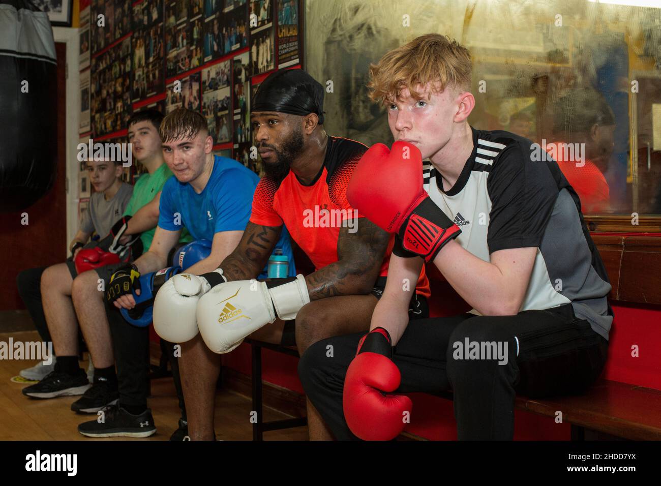 Giovani ragazzi che si allenano al Holy Trinity Boxing Club , Belfast , Northern Irland . Foto Stock