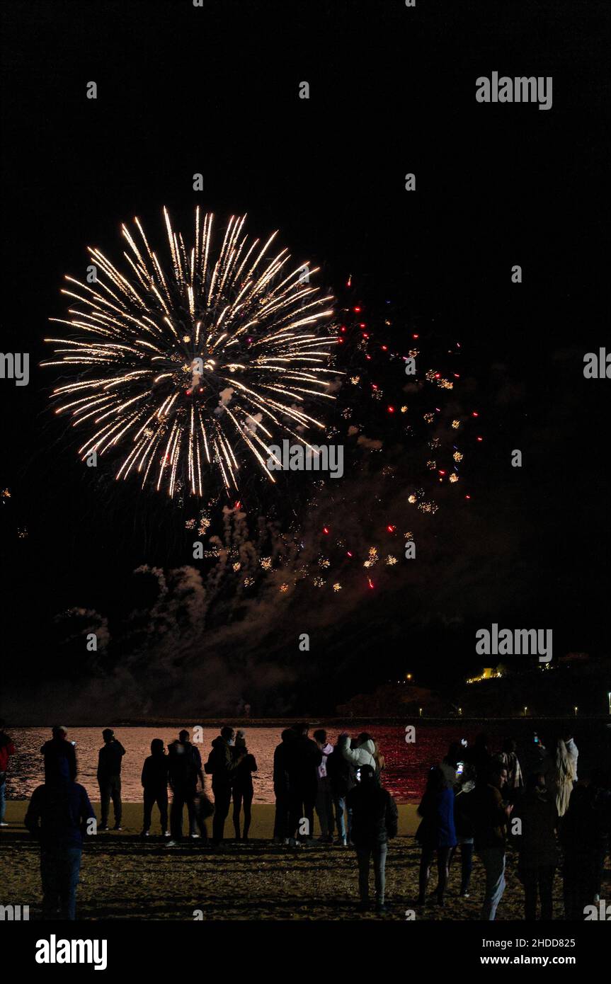 Notte di Capodanno 2022 con fuochi d'artificio a Praia dos Pescadores (spiaggia dei pescatori), Albufeira, Algarve, Portogallo Foto Stock