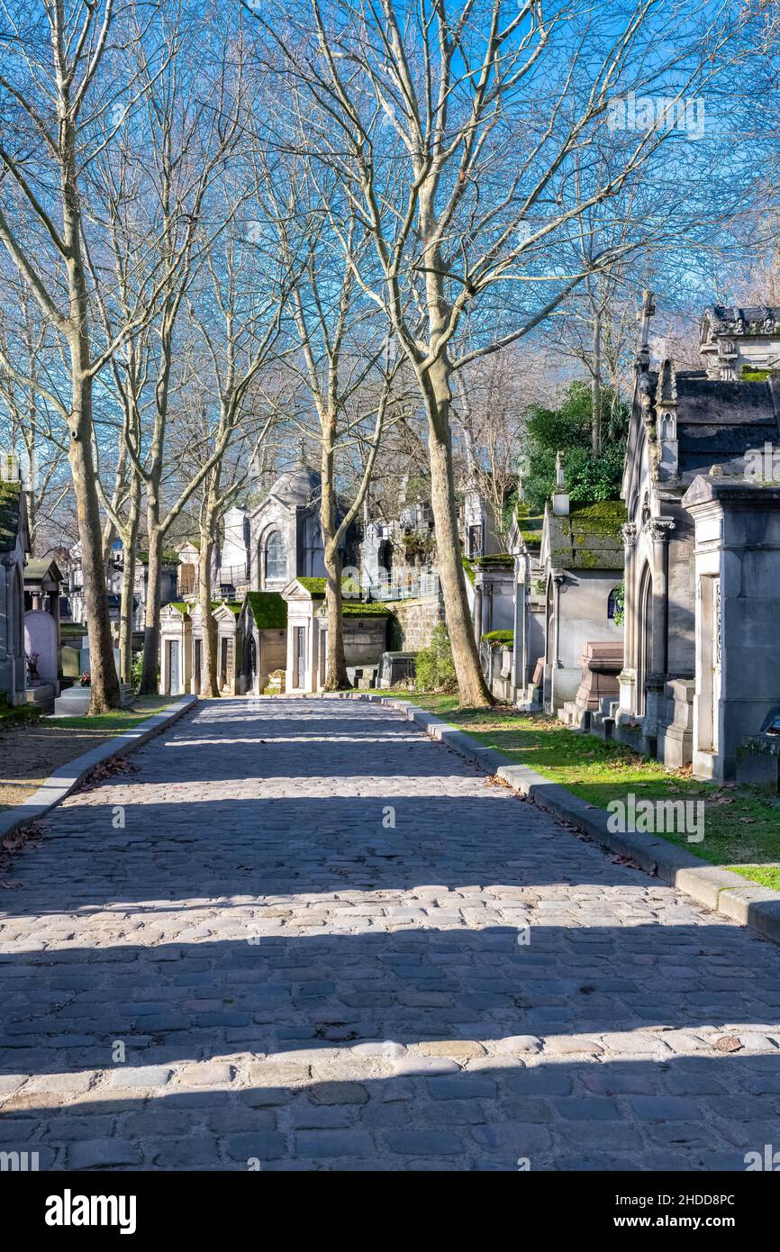 Parigi, il cimitero di Pere-Lachaise, vicolo lastricato con tombe in inverno Foto Stock