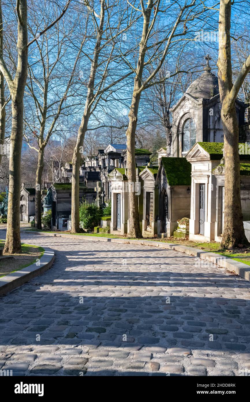 Parigi, il cimitero di Pere-Lachaise, vicolo lastricato con tombe in inverno Foto Stock