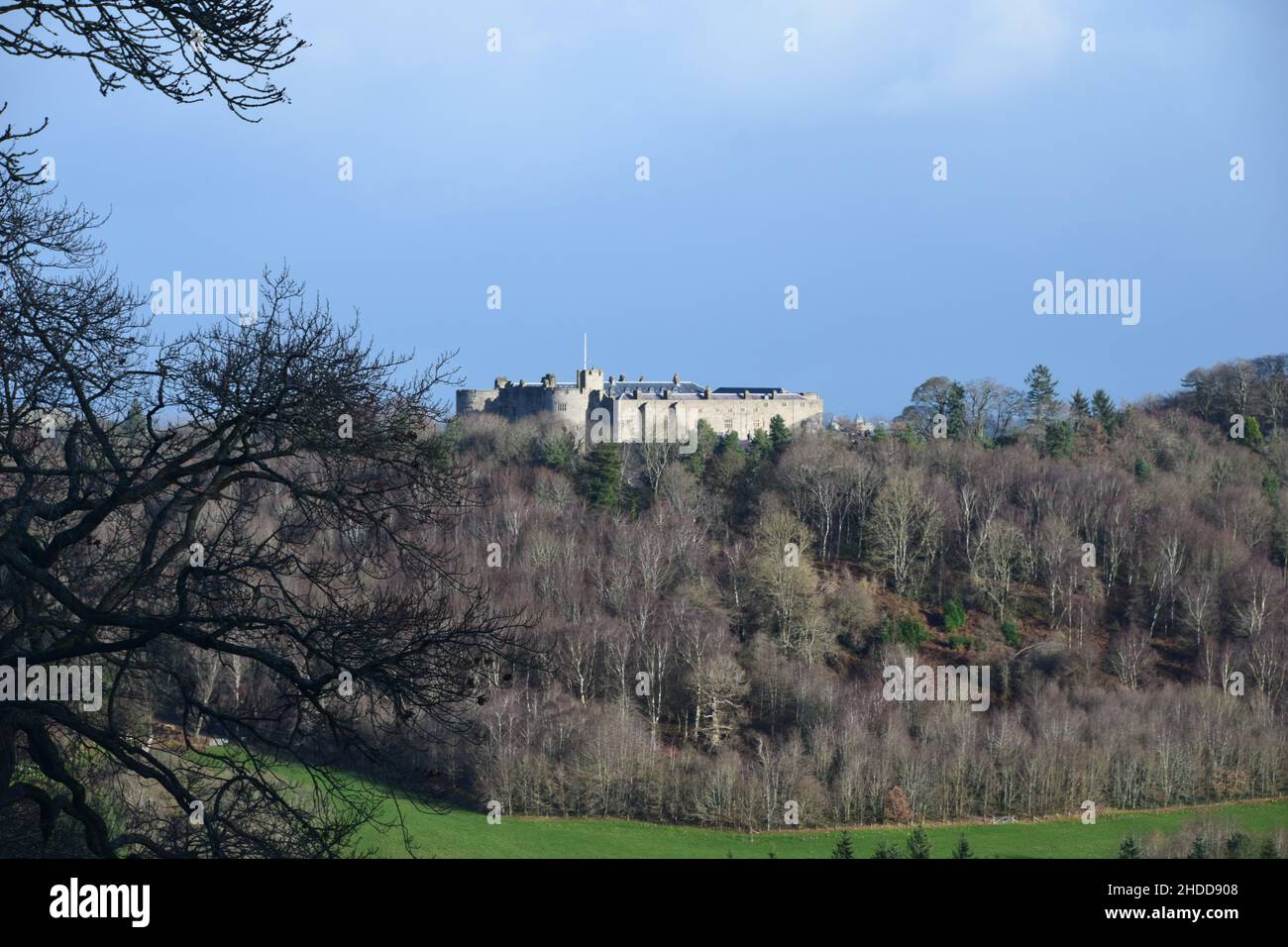 Il castello di Chirk si trova sulla sua roccaforte in cima alla collina, vista in un giorno invernale di gennaio. Uno dei castelli di re Edoardo 1st nel Galles del Nord. Foto Stock