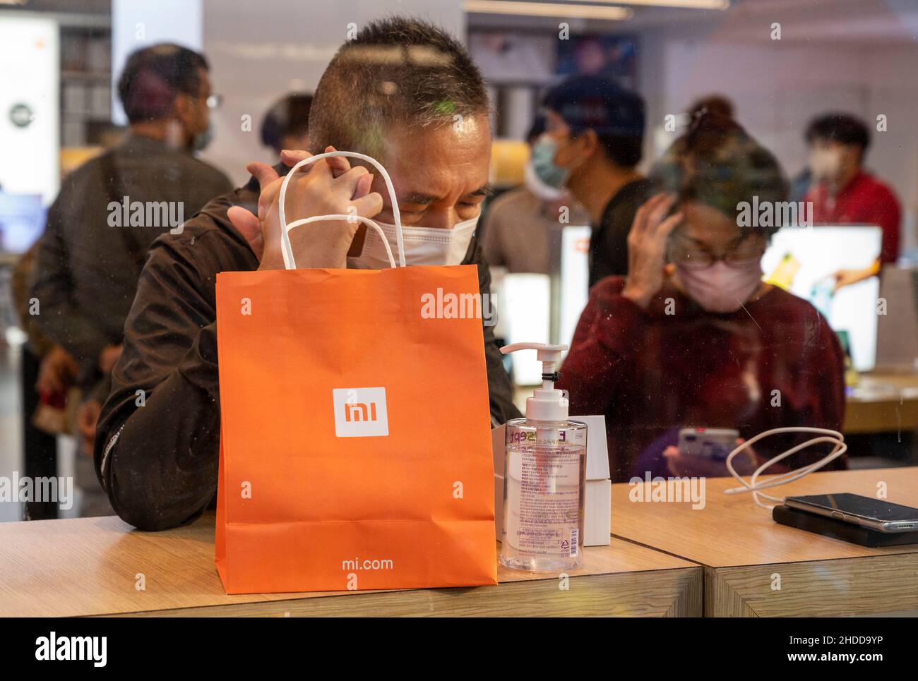 Hong Kong, Cina. 05th Jan 2022. Gli acquirenti possono acquistare i prodotti di marca Xiaomi presso il negozio ufficiale di punta di Hong Kong. (Foto di Budrul Chukrut/SOPA Images/Sipa USA) Credit: Sipa USA/Alamy Live News Foto Stock