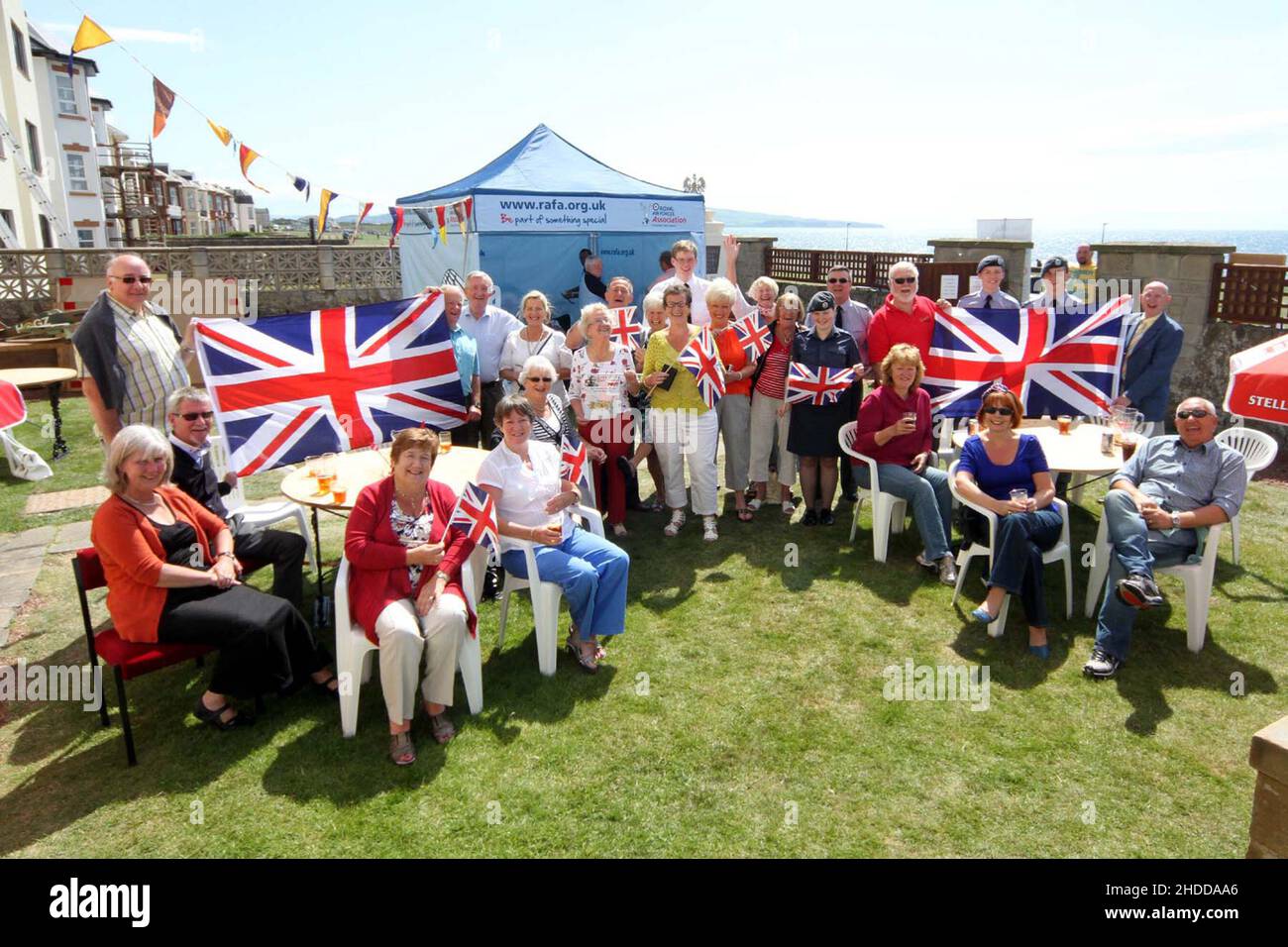 Prestwick, Ayrshire, Scozia, Regno Unito. Il RAFA club di Prestwick ha tenuto una festa in giardino per celebrare il Giubileo dei Diamanti della Regina Foto Stock