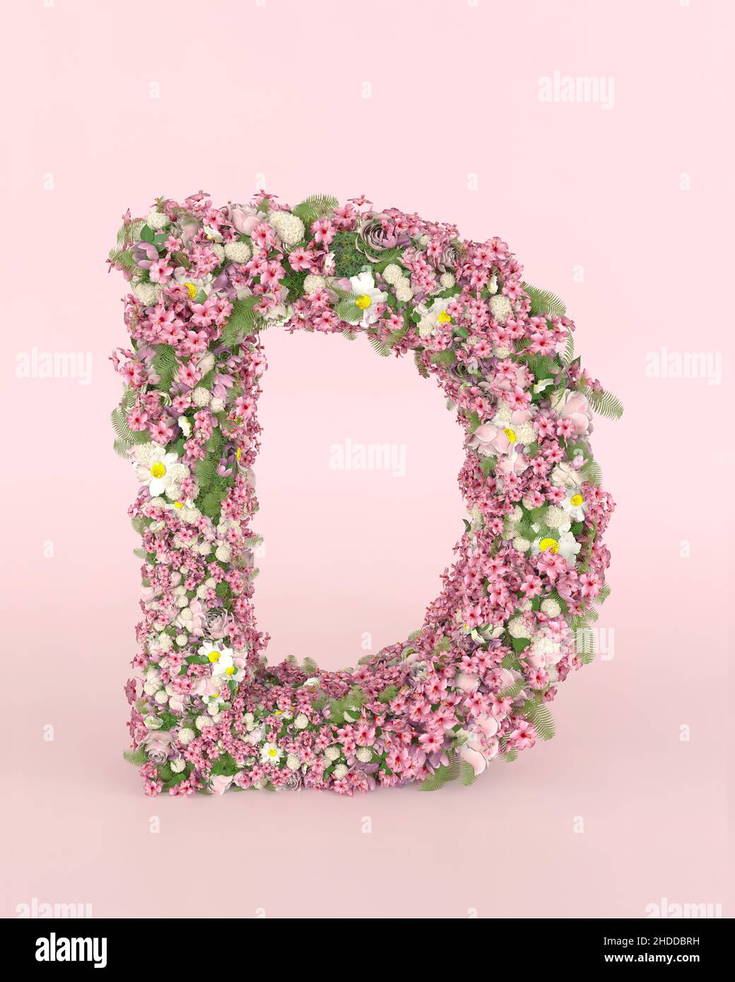 Lettera creativa D concetto fatto di frash primavera matrimonio fiori. Concetto di carattere floreale su sfondo rosa pastello. Foto Stock