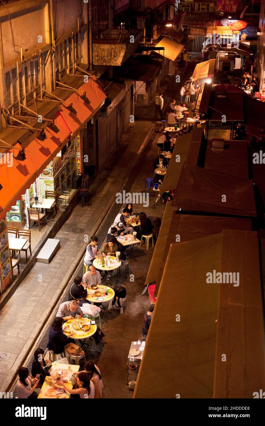 Diners at dai pai dong ristoranti all'aperto su Stanley Street, Hong Kong. Foto Stock