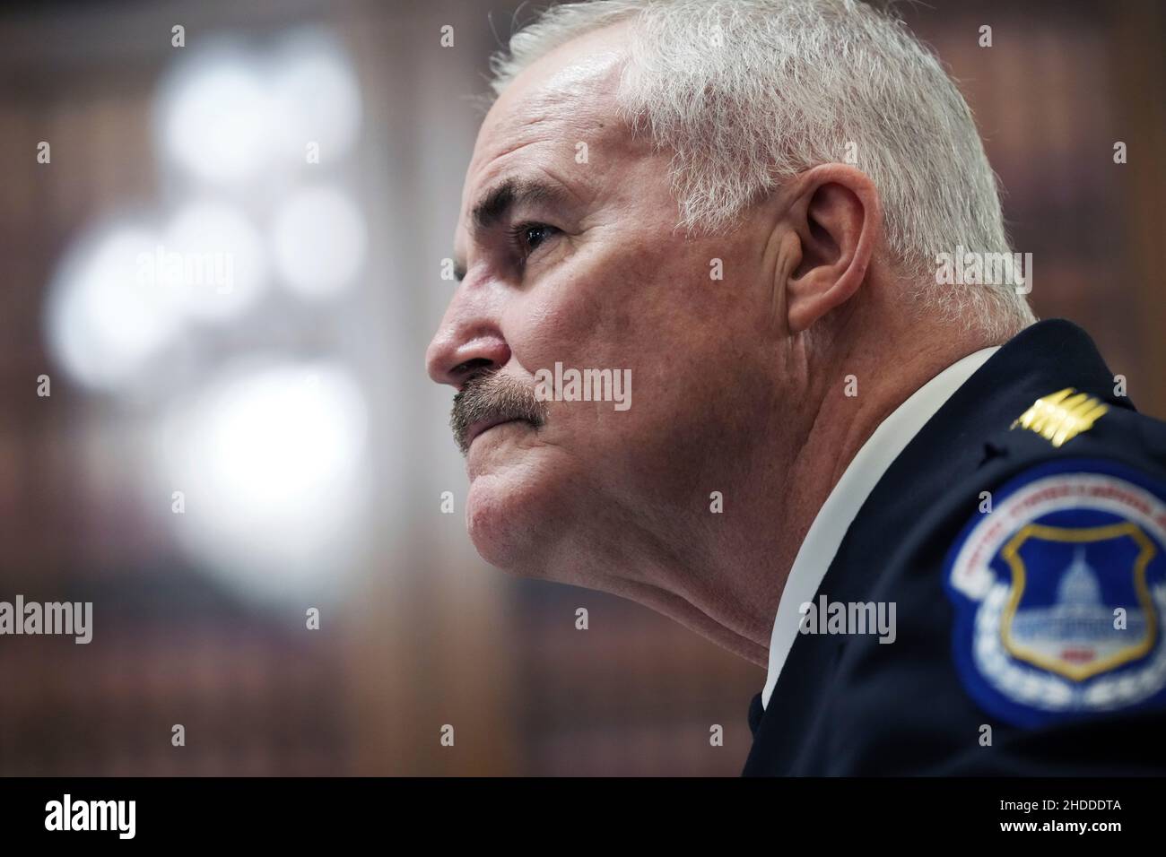 Thomas Manger, capo della polizia del Campidoglio degli Stati Uniti, testimonia durante l'audizione del Comitato delle regole e dell'amministrazione del Senato dal titolo "Oversight of the U.S. Capitol Police in seguito all'attacco del 6th gennaio al Campidoglio, parte II, nell'edificio Russell di mercoledì 5 gennaio 2022. Credito: Tom Williams/Pool via CNP Foto Stock