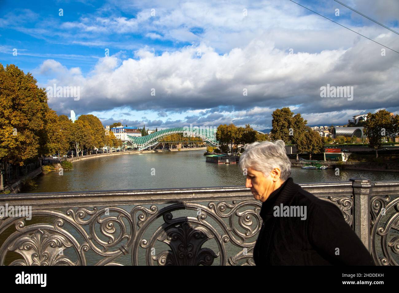 Tbilisi,Georgia - 11-02-2016:Ponte Metekhi storico, vecchia donna georgiana a piedi Foto Stock