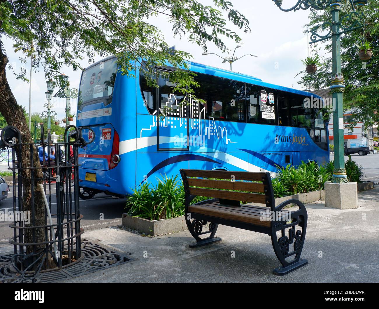 Yogyakarta, Indonesia - Novembre 20 2021 : trasporto jogja è un mezzo di trasporto pubblico ampiamente utilizzato dalla gente del posto. Questo veicolo è in Foto Stock