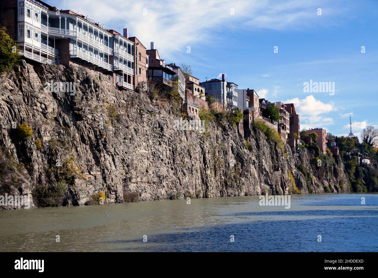 Fiume Kura ed edifici storici, città di Tbilisi Foto Stock