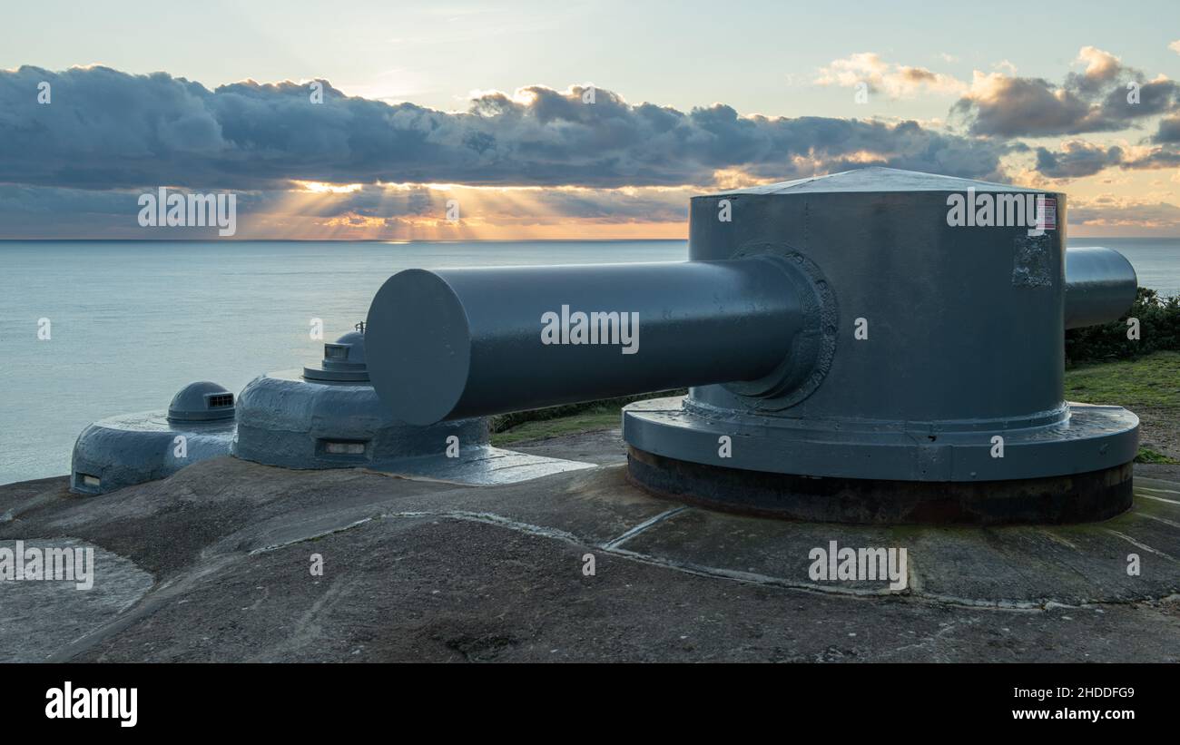 Noirmont Point, German Range Finder, Bunker, occupazione, maglia, Isole del canale. Raggi del sole attraverso le nuvole. Foto Stock