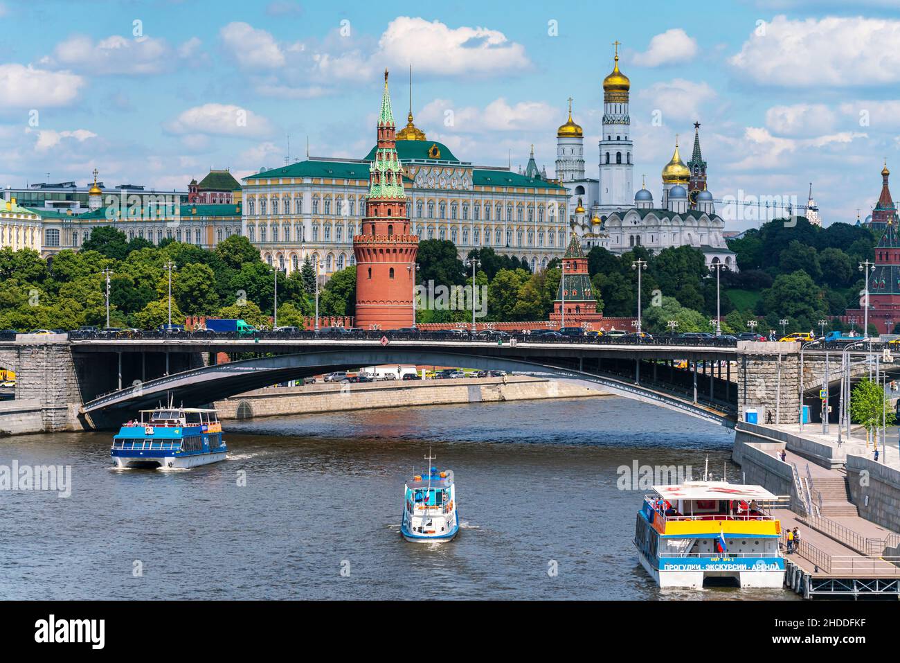 Mosca, Russia - 26 giugno 2020: Il Cremlino di Mosca è una cittadella del potere russo. Vista panoramica sul Cremlino, sul fiume Mosca con i piroscaioli, sul ponte Bolshoi Kamenny. Foto di alta qualità Foto Stock