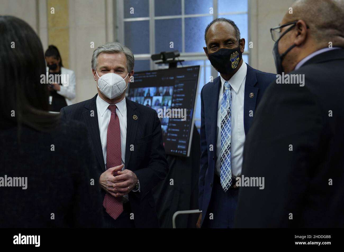 Washington, Stati Uniti. 05th Jan 2022. Bureau of Alcohol, Tobacco, armi da fuoco ed esplosivi, direttore d'azione Marvin Richardson, Right, E il direttore dell'FBI Christopher Wray, riunirsi prima del procuratore generale Merrick Garland arrivare a parlare al Dipartimento di Giustizia di Washington, DC Mercoledì, 5 gennaio 2022, in anticipo di un anno di anniversario dell'attacco al Campidoglio degli Stati Uniti. Pool Photo by Carolyn Kaster/UPI Credit: UPI/Alamy Live News Foto Stock