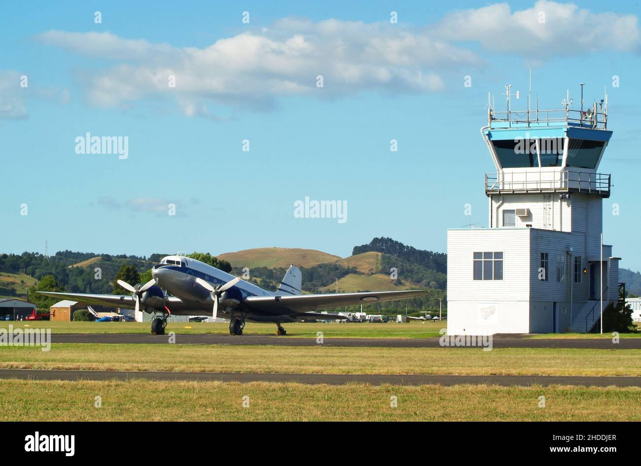 Royal New Zealand Air Force Vintage DC3 velivolo e torre di controllo a Ardmore, Nuova Zelanda Foto Stock