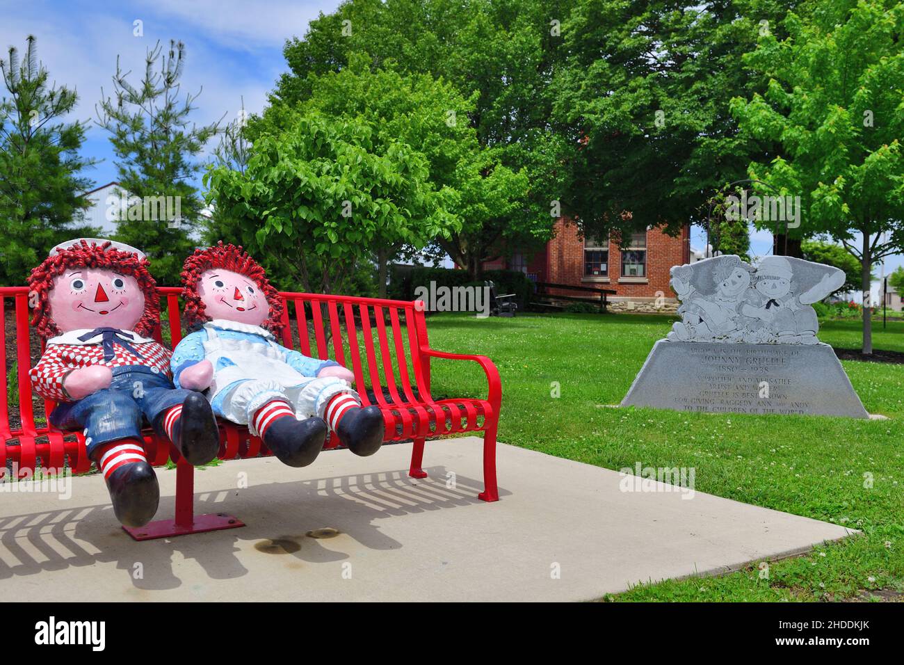 Arcola, Illinois, Stati Uniti. Le grandi bambole Raggedy Ann e Raggedy Andy adornano una panchina vicino al vecchio deposito ferroviario di Arcola, Illinois. Foto Stock