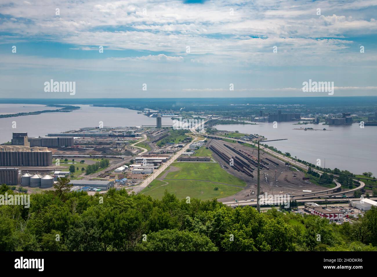 Panoramica del porto industriale e del ponte John A. Blatnik che conduce da Duluth, Minnesota, a Superior, Wisconsin. Foto Stock