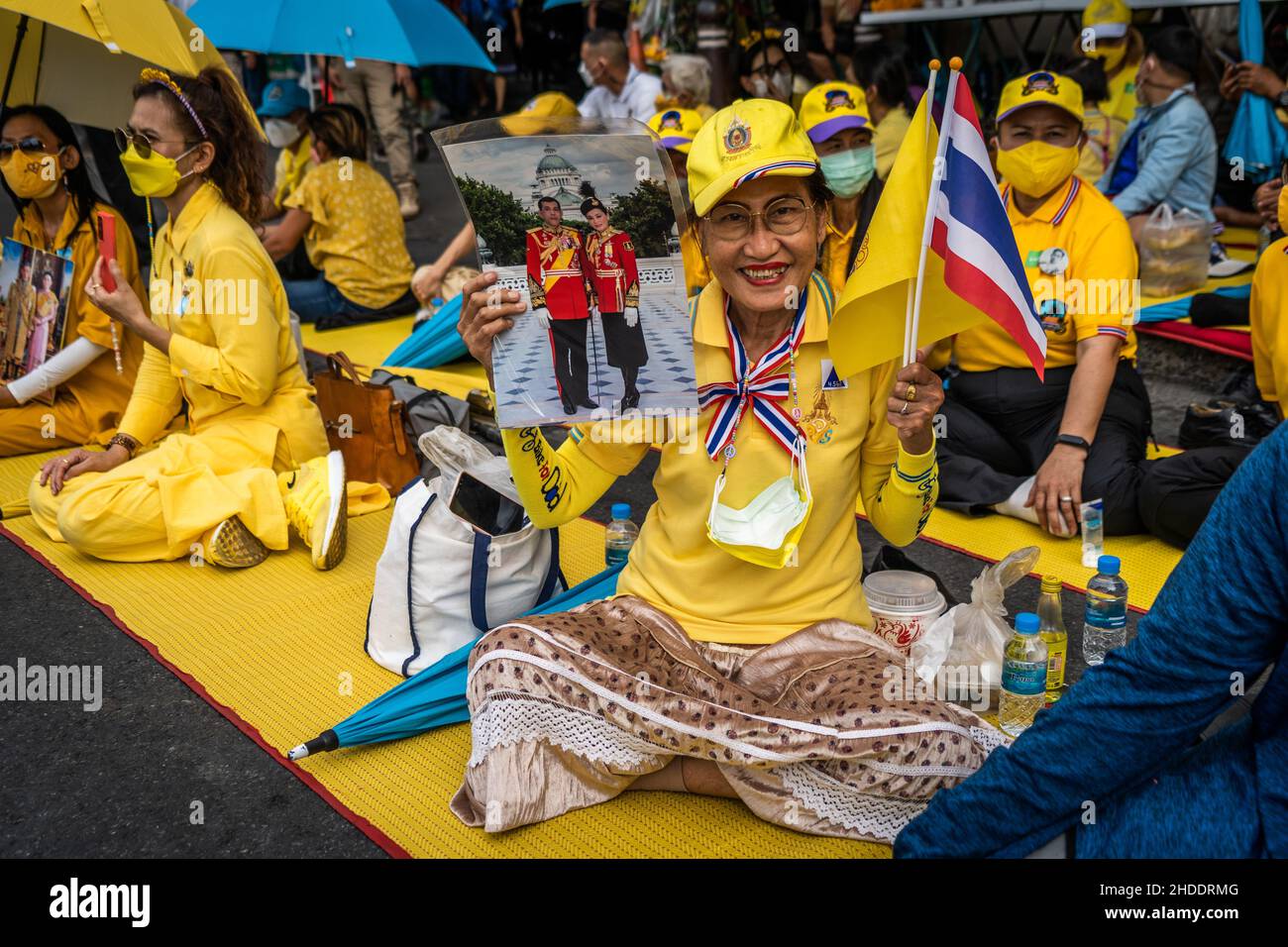 Bangkok, Tailandia. 30th Dic 2021. Sostenitore della Famiglia reale Tailandese ha visto sventolare una bandiera e tenere un ritratto reale durante la cerimonia. I sostenitori e le guardie reali si riuniscono per prepararsi all'arrivo della Famiglia reale Tailandese per commemorare l'anniversario dell'incoronazione del re Taksin il Grande. (Credit Image: © Matt Hunt/SOPA Images via ZUMA Press Wire) Foto Stock