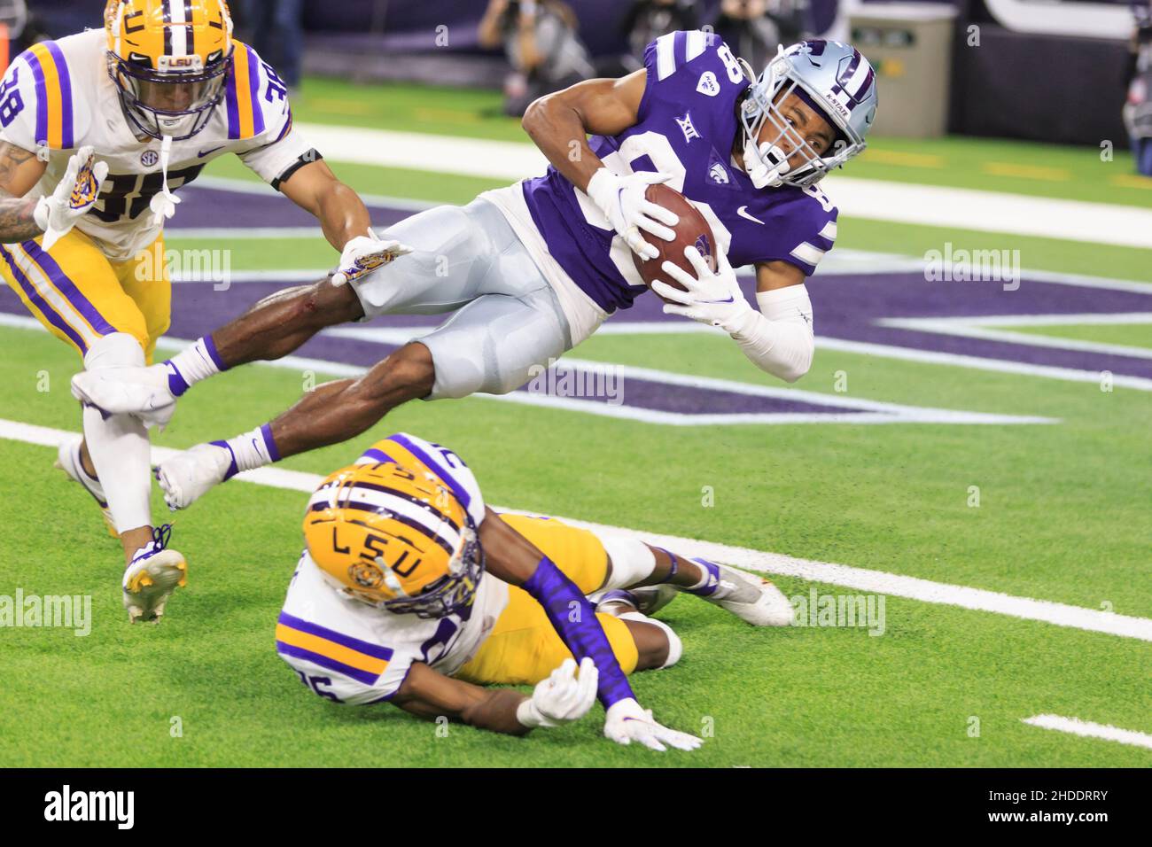 Kansas state Wildcats ampio ricevitore Phillip Brooks (88) è sconvolto da LSU Tigers difensive indietro Damarius McGhee (26) durante il TajAct Texas Bowl, Mar Foto Stock