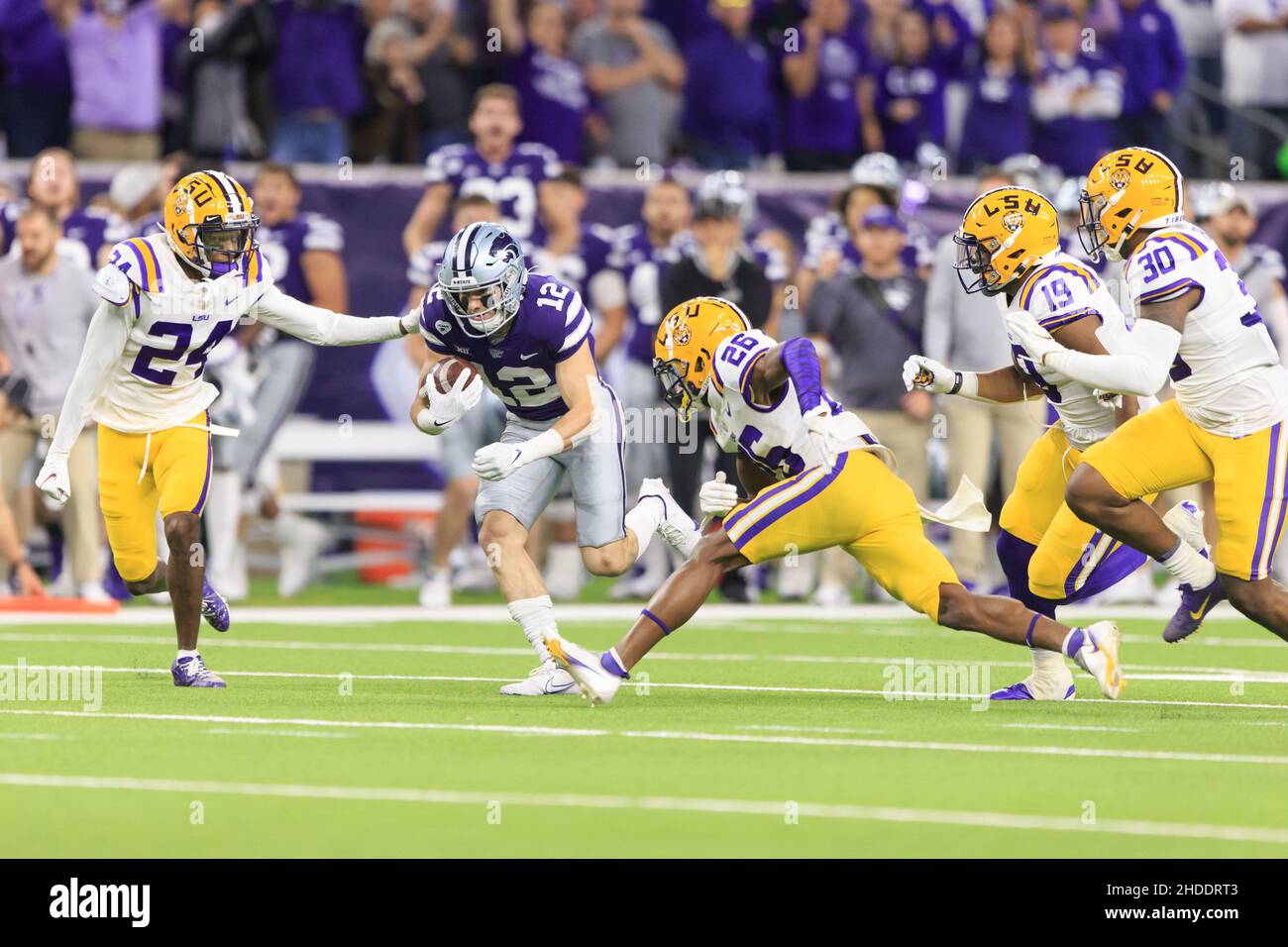 Kansas state Wildcats Wide Receiver Landry Weber (12) corre tra LSU Tigers Cornerback Darren Evans (24) e difesa indietro Damarius McGhee (26) AS Foto Stock