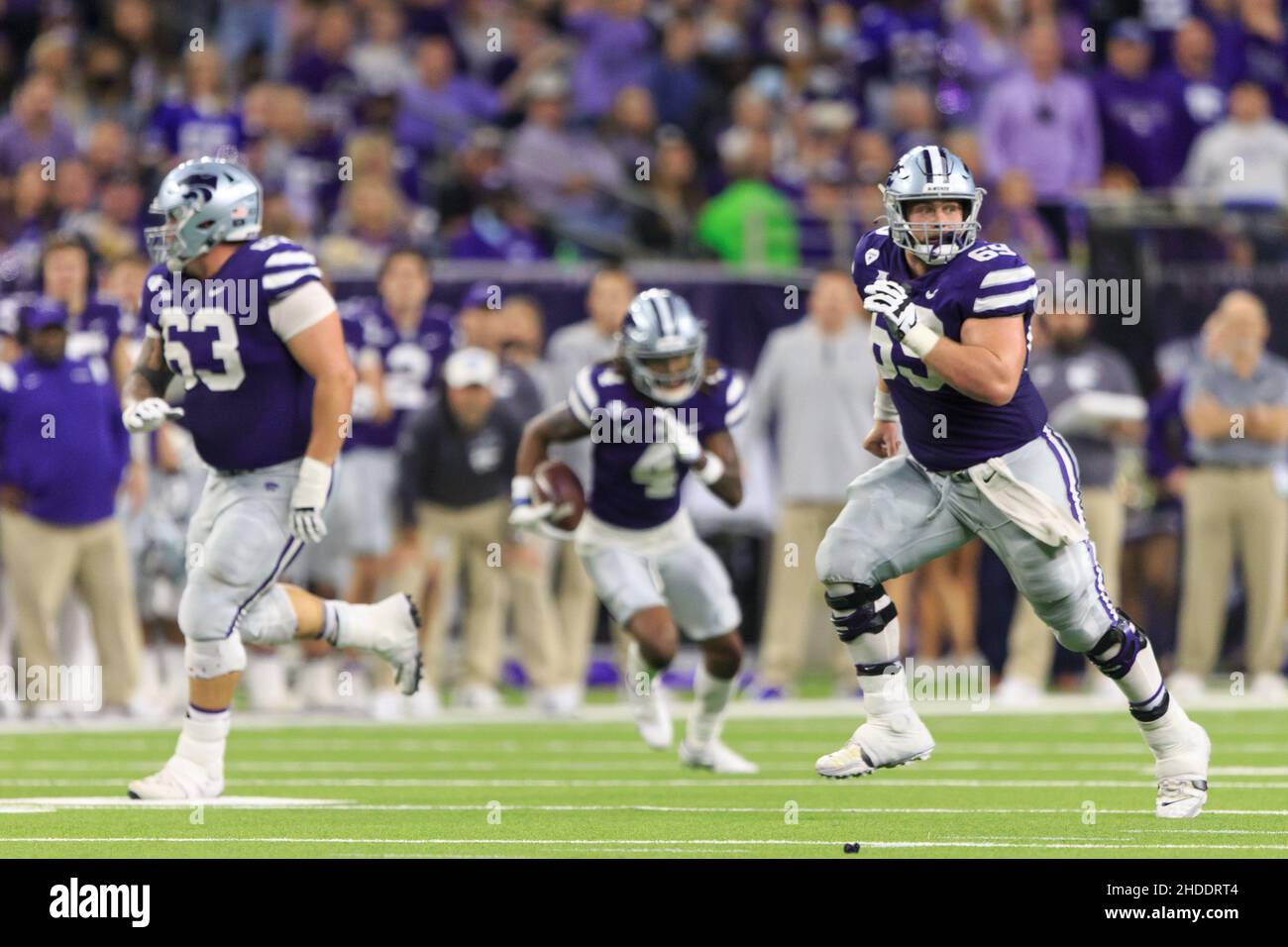 Kansas state Wildcats offensivo lineman Noah Johnson (69) corre upfield alla ricerca di qualcuno per bloccare come ampio ricevitore Malik Knowles (4) corre dopo il Foto Stock