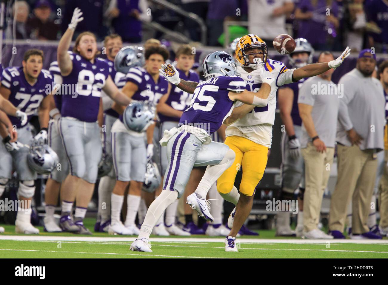LSU Tigers difensive back Pig Cage (38) difende il pass per il ricevitore ampio di Kansas state Wildcats Kade Warner (85) durante il TaxAct Texas Bowl, Martedì Foto Stock