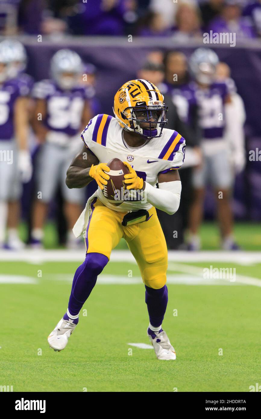 LSU Tigers quarterback Jontre Kirklin (13) esce mentre guarda passare contro la difesa dei Wildcats del Kansas state durante il Texas Bowl di TaxAct, Tuesd Foto Stock