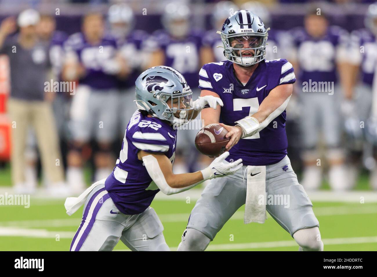 Kansas state Wildcats quarterback Skylar Thompson (7) consegna la palla a running back Deuce Vaughn (22) contro le Tigers LSU durante il TaxAct te Foto Stock