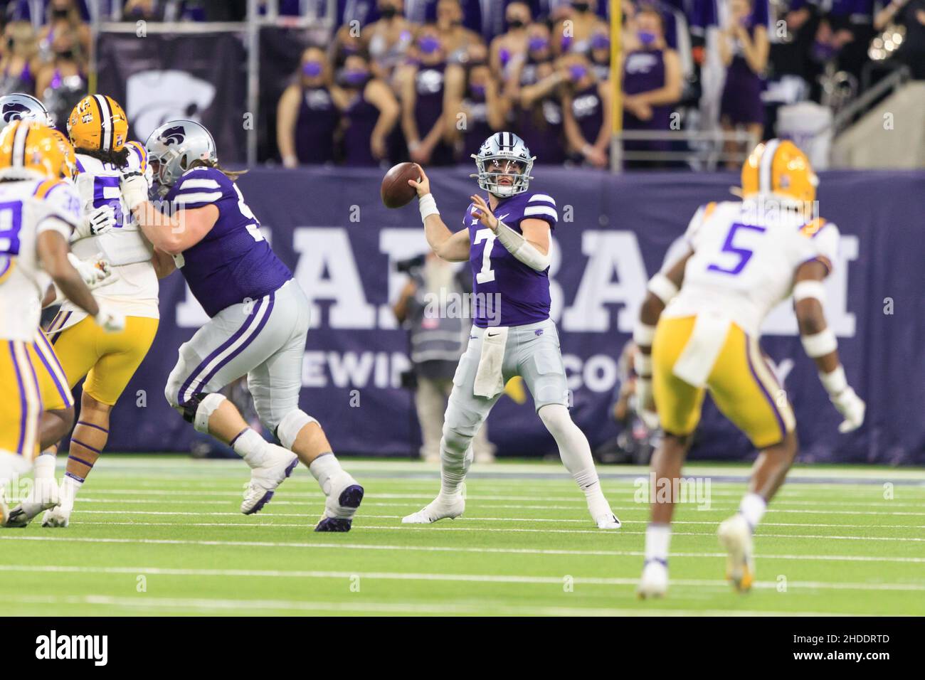 Kansas state Wildcats quarterback Skylar Thompson (7) sembra passare nelle prime fasi del gioco contro le Tigers LSU durante il TaxAct Texas Bowl, Martedì, Ja Foto Stock