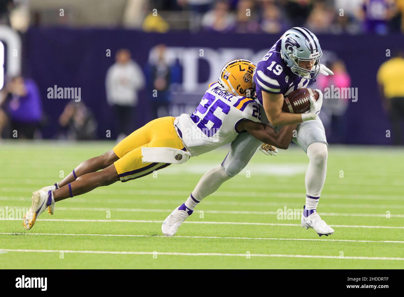 Kansas state Wildcats Tight End Sammy Wheeler (19) corre come LSU Tigers difensive back Damarius McGhee (26) fa l'attacco durante il Texas Bow TaxAct Foto Stock