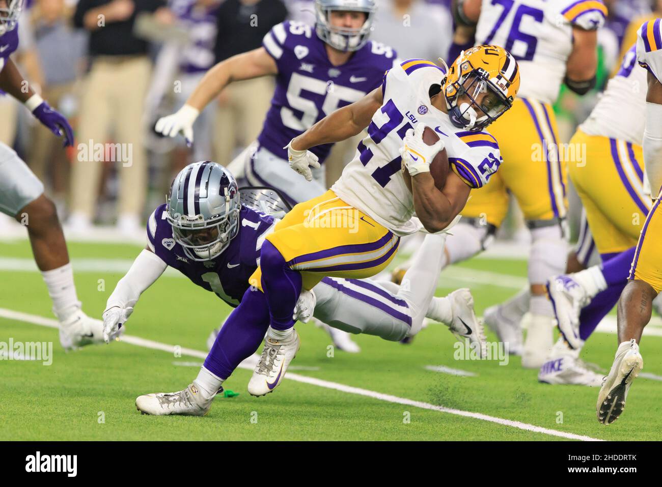 LSU Tigers running back Josh Williams (27) gira lontano da Kansas state Wildcats difensive back Reggie Stubblefield (1) durante il Texas Bowl di TaxAct, Foto Stock