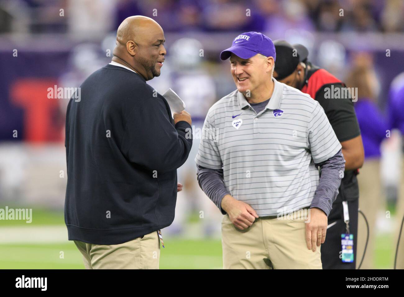 L'allenatore capo ad interim della LSU Brad Davis e l'allenatore capo dello stato del Kansas Chris Klieman parlano premame durante il TxAct Texas Bowl, martedì 4 gennaio 2022, a Houst Foto Stock