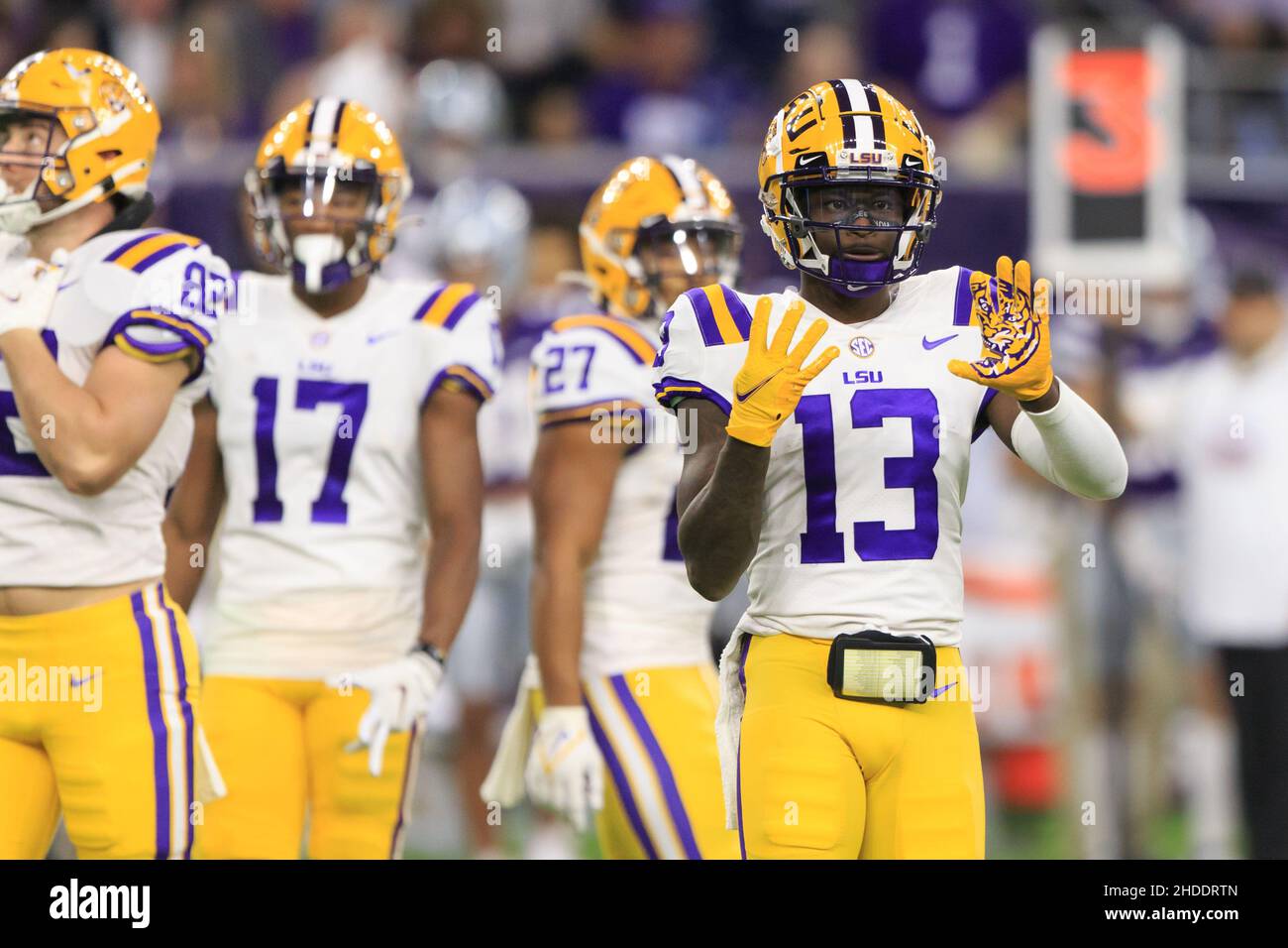 LSU Tigers quarterback Jontre Kirklin (13) comunica con il margine circa il gioco contro i Kansas state Wildcats durante il Texas Bow TaxAct Foto Stock