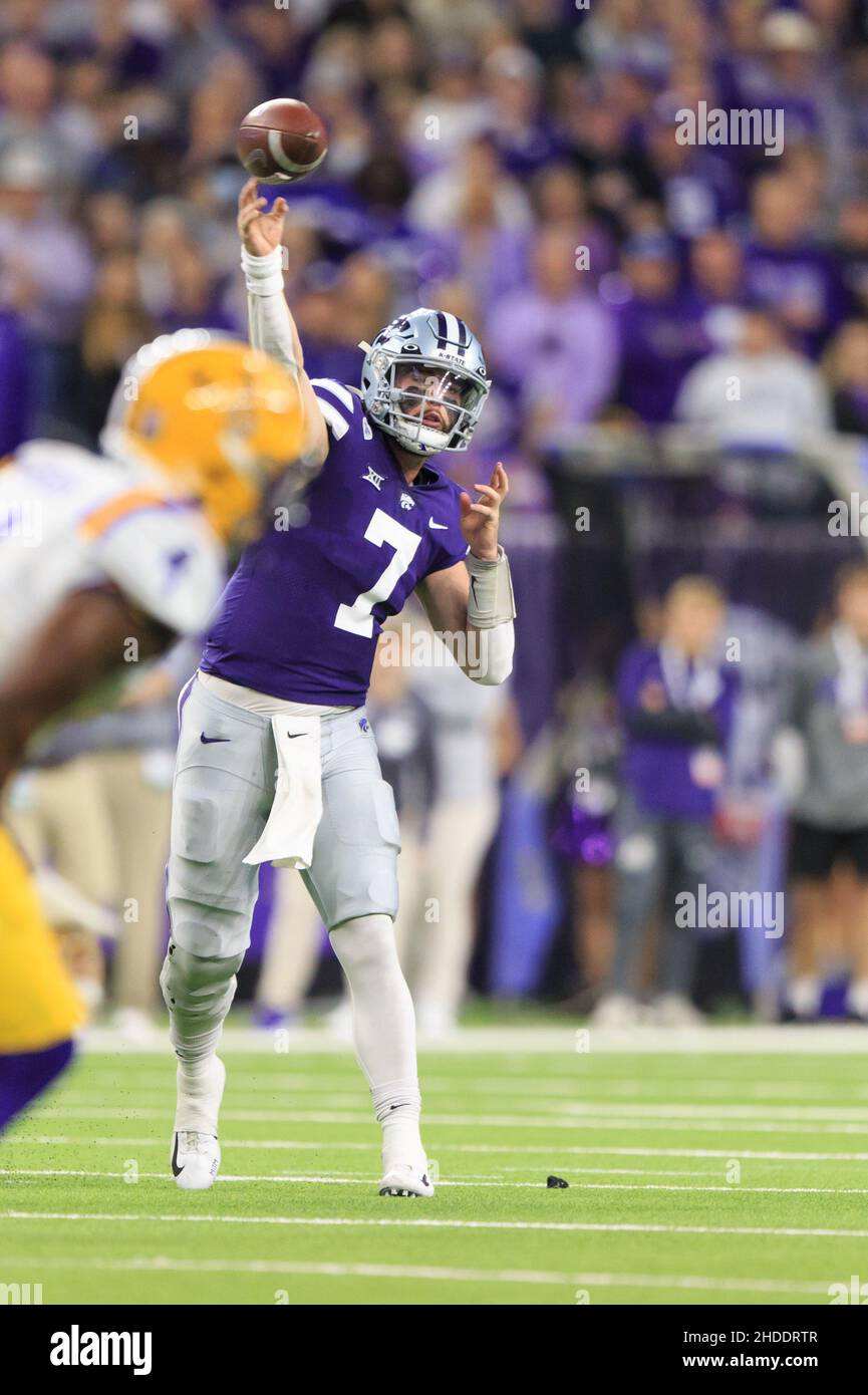 Kansas state Wildcats quarterback Skylar Thompson (7) passa contro la LSU Tigers durante il TaxAct Texas Bowl, Martedì 4 gennaio 2022, a Houston, T Foto Stock